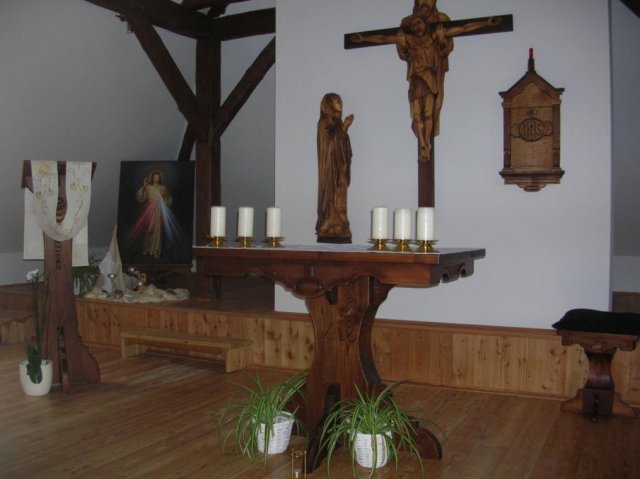 1. Vybavení kaple v Říčanech u Prahy, celkový pohled, lipové a smrkové dřevo